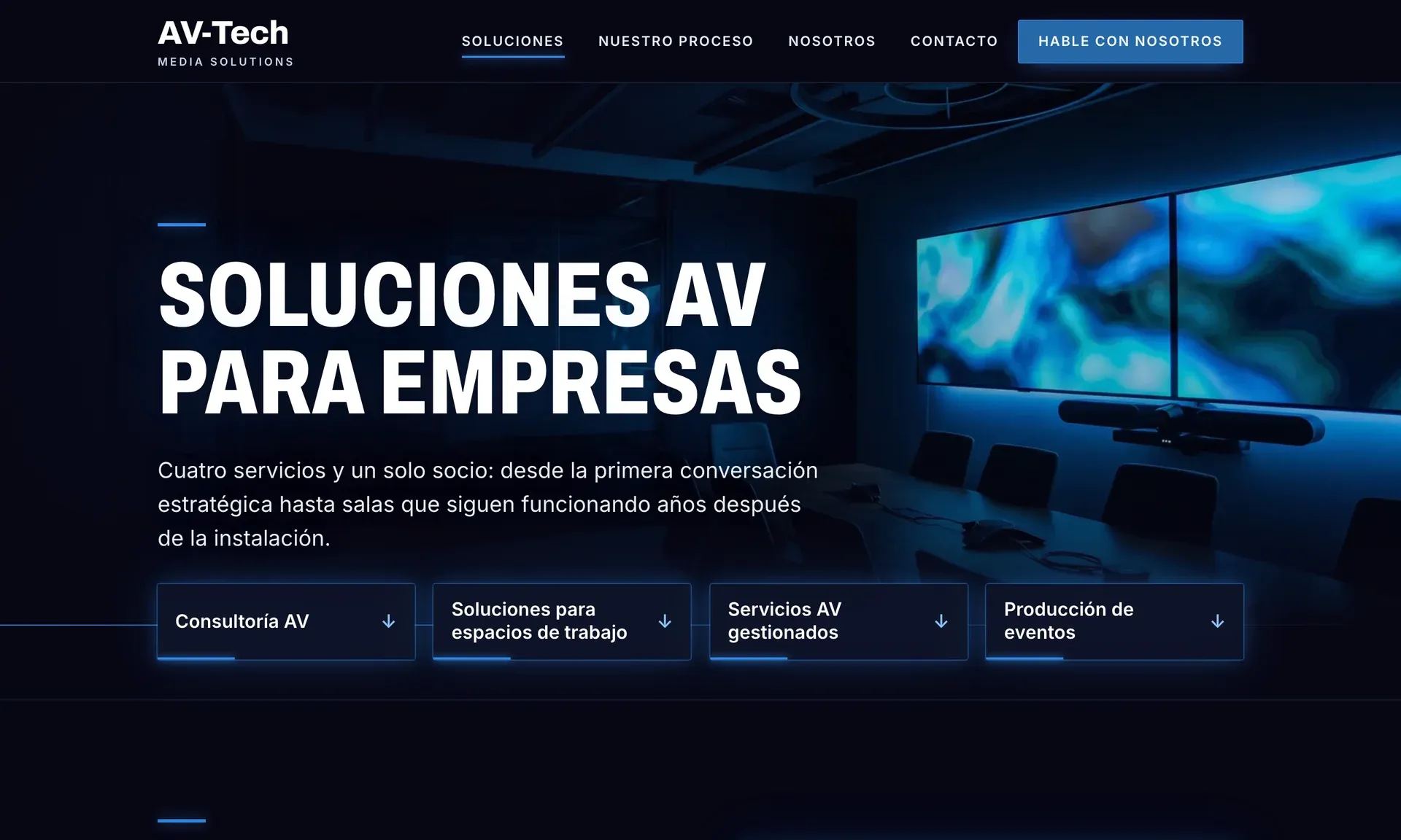 La página de soluciones en vivo de la dirección videowall: una sala de reuniones oscura bajo el titular de soluciones.